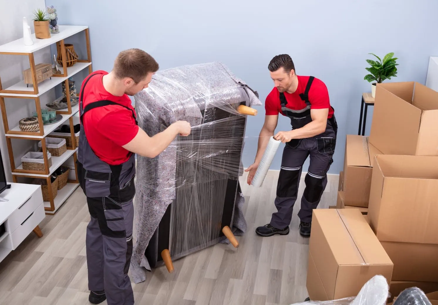 ПЕРЕВЕЗТИ ДИВАН В КИЕВЕ от 200 грн/час, ЗАКАЗАТЬ ПЕРЕВОЗКУ ДИВАНА MOVING  EXPERT